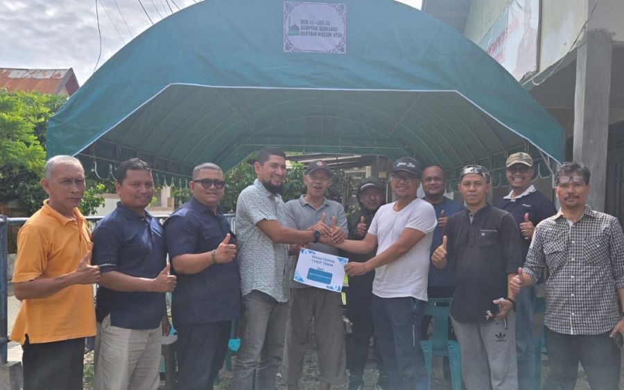 Muslim Ayub Serahkan Bantuan Tenda untuk Warga Jelang Idul Adha
